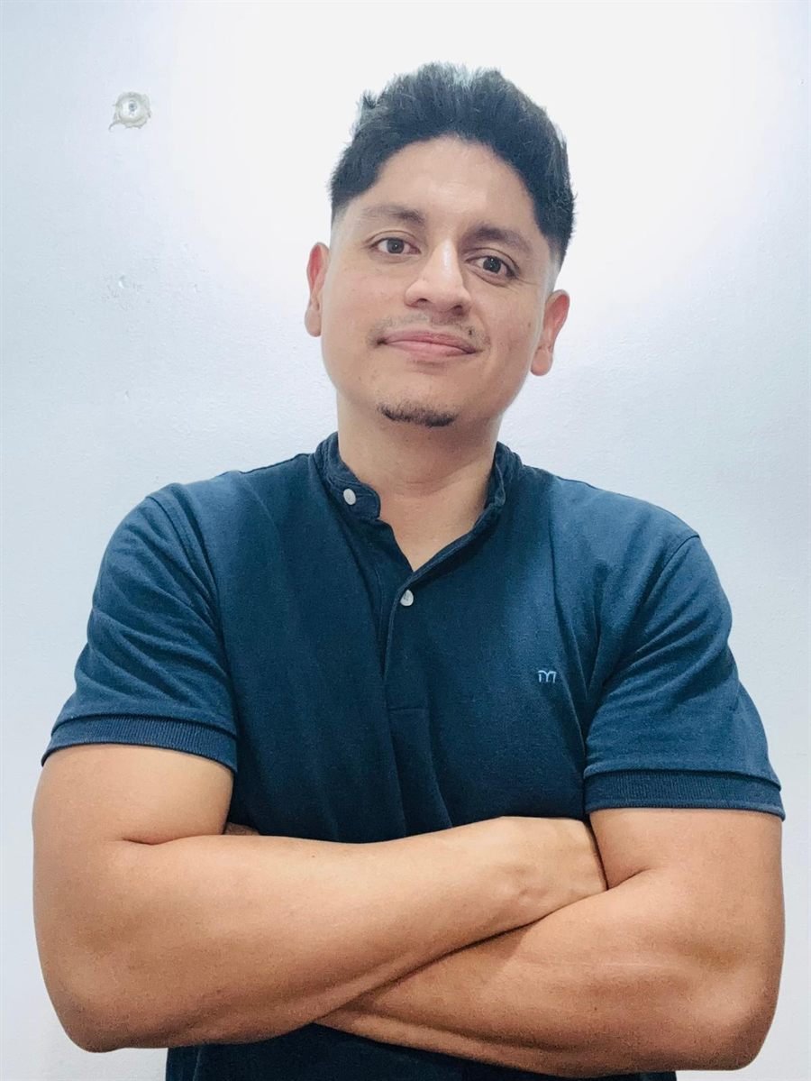 Fundador de ARTIFICI, de brazos cruzados y sonriendo